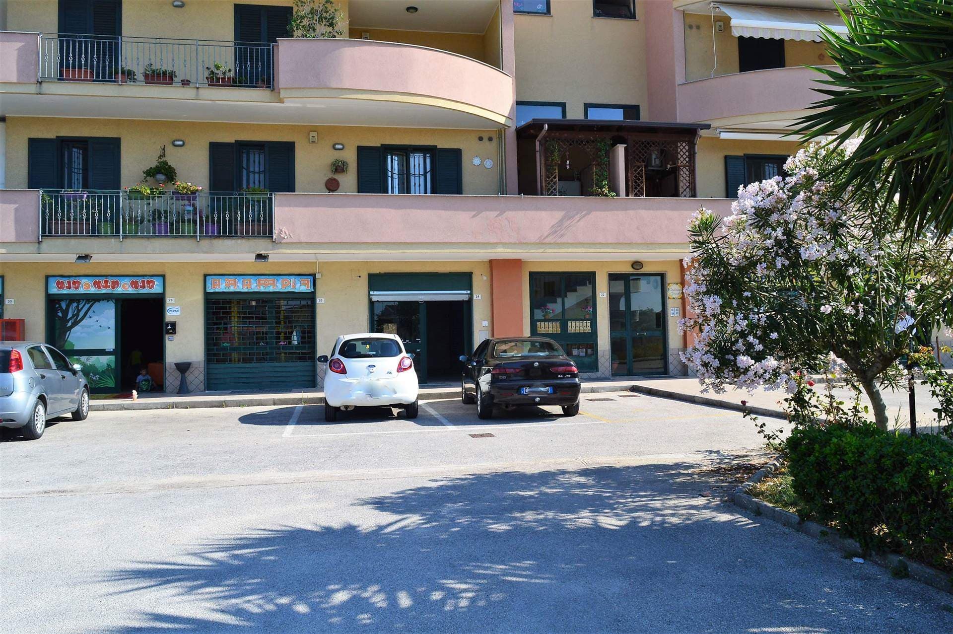 AMPIO locale commerciale con doppio ingresso!