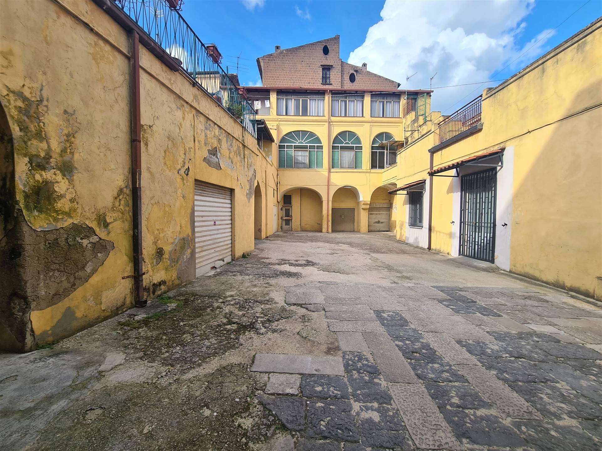 FABBRICATO IN PIENO CENTRO STORICO CON GIARDINO!