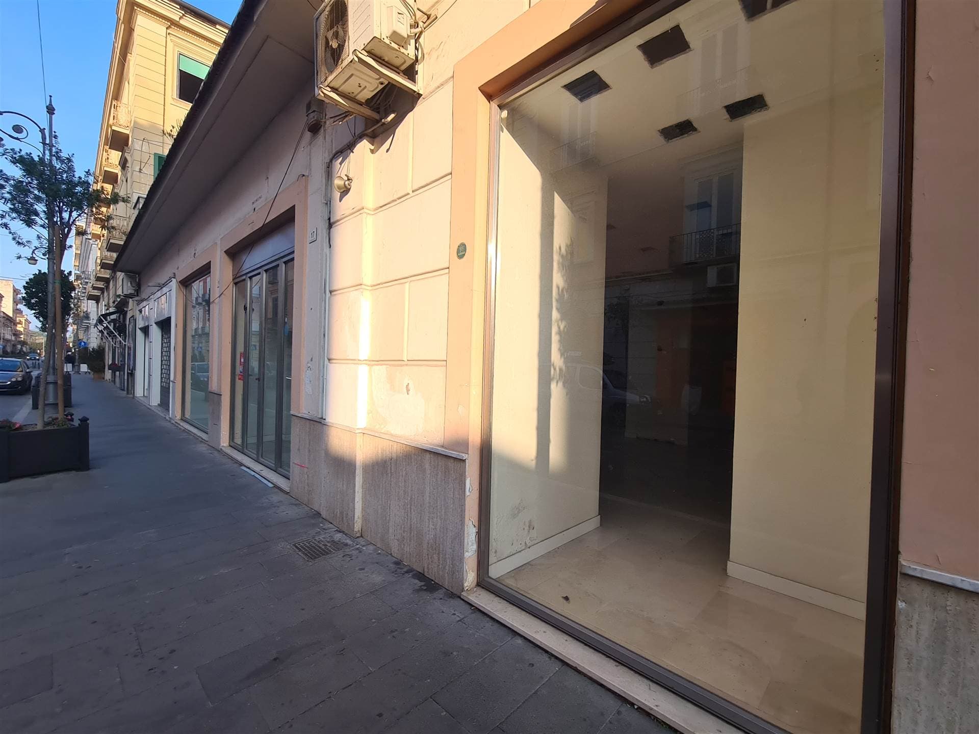 LOCALE CON TRE VETRINE FRONTE STRADA - CORSO GARIBALDI!