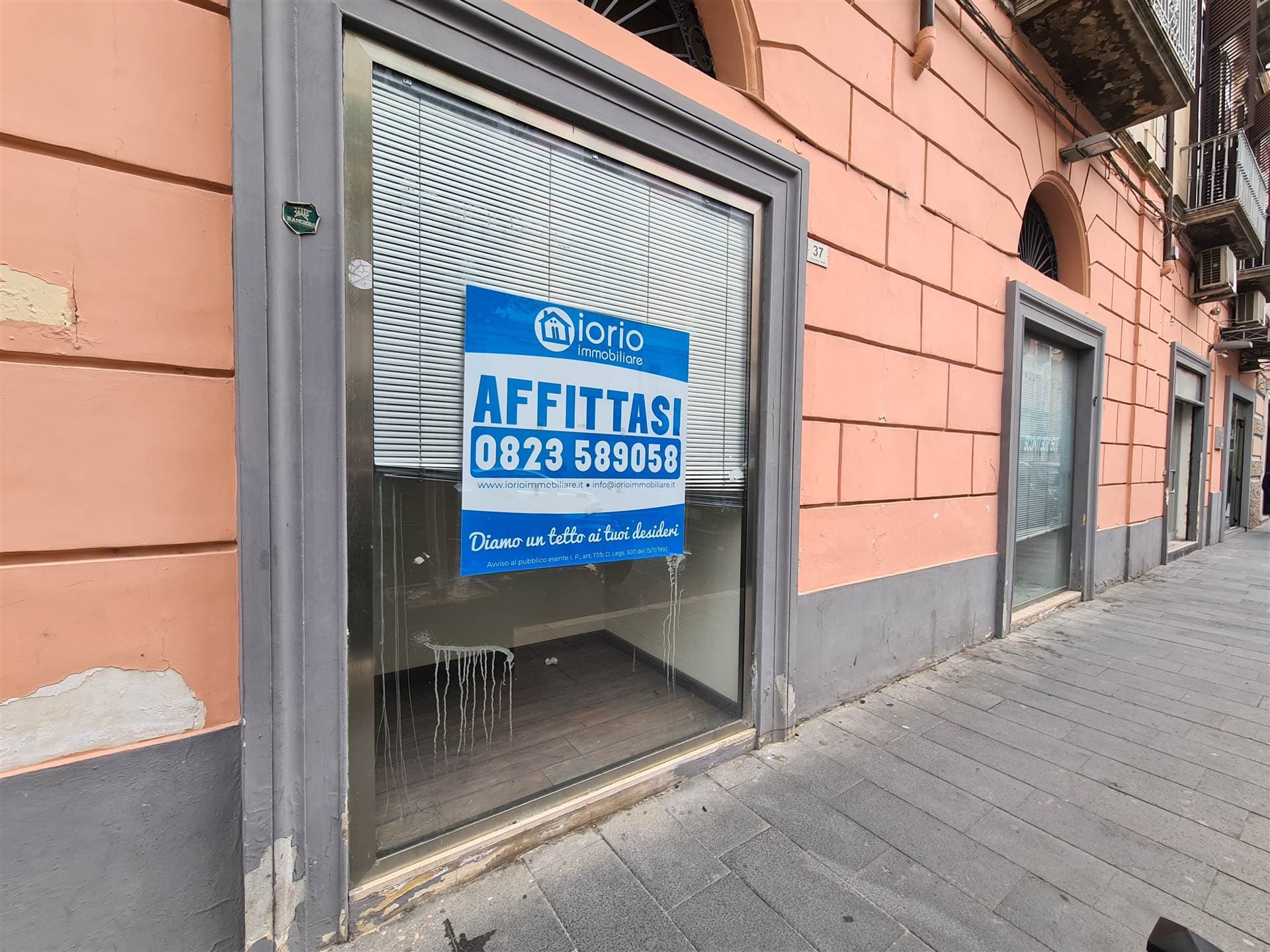 CENTRALISSIMO LOCALE COMMERCIALE CON DUE AMPIE VETRINE!