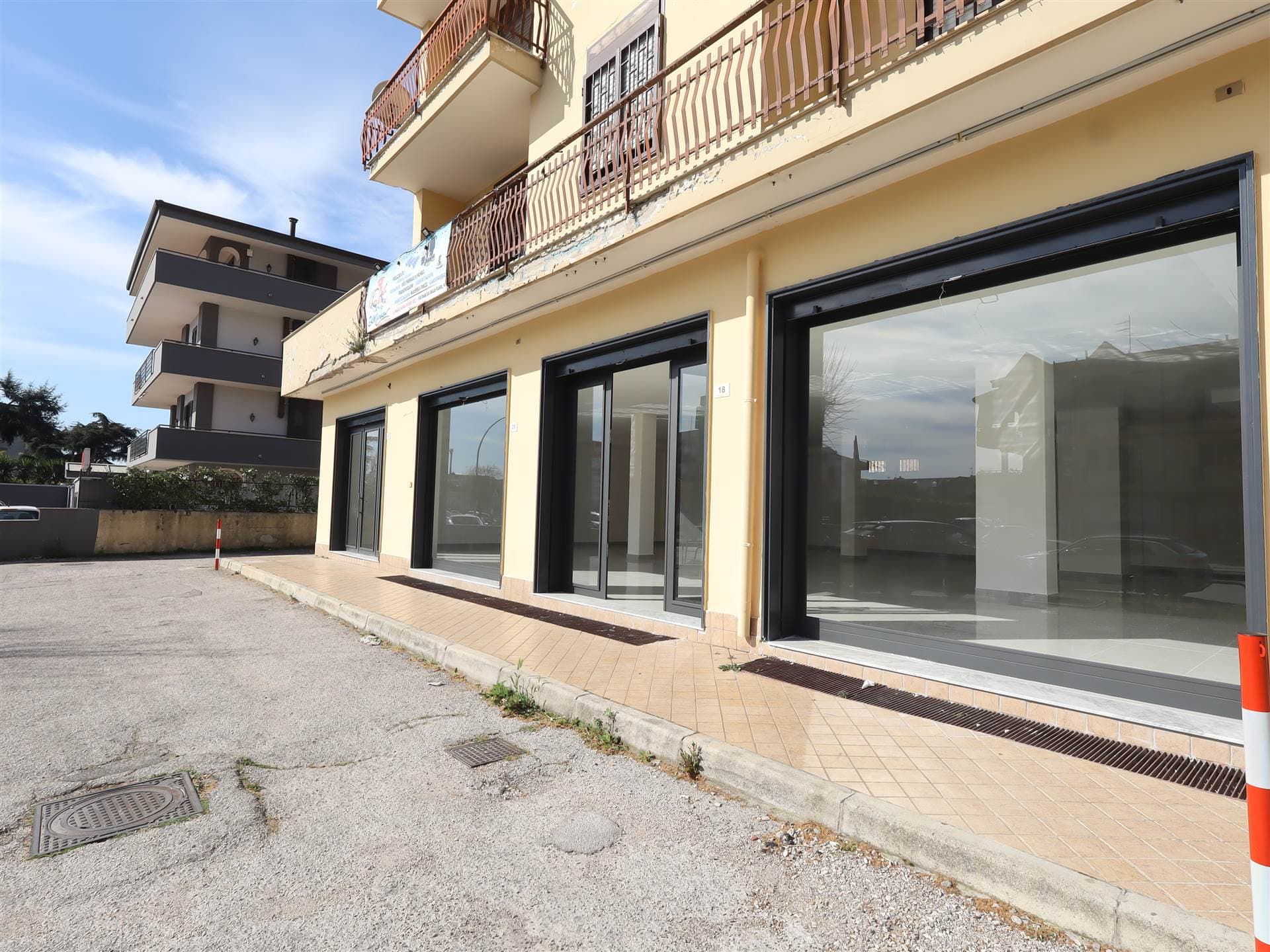 LOCALE COMMERCIALE CON AMPIE VETRINE SU STRADA!!!