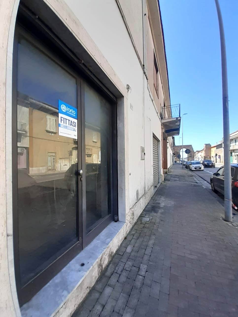 LOCALE COMMERCIALE A DUE PASSI DALL'ANFITEATRO CAMPANO!